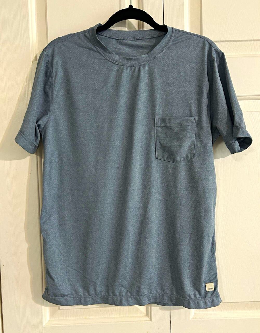 Vuori Men’s Solid Crew Neck Short Sleeve Pocket Logo T-Shirt Blue M